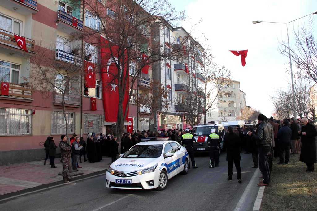 İzmir kahraman şehidi Fethi Sekin’in naaşı son yolculuğu öncesi baba evine getirildi