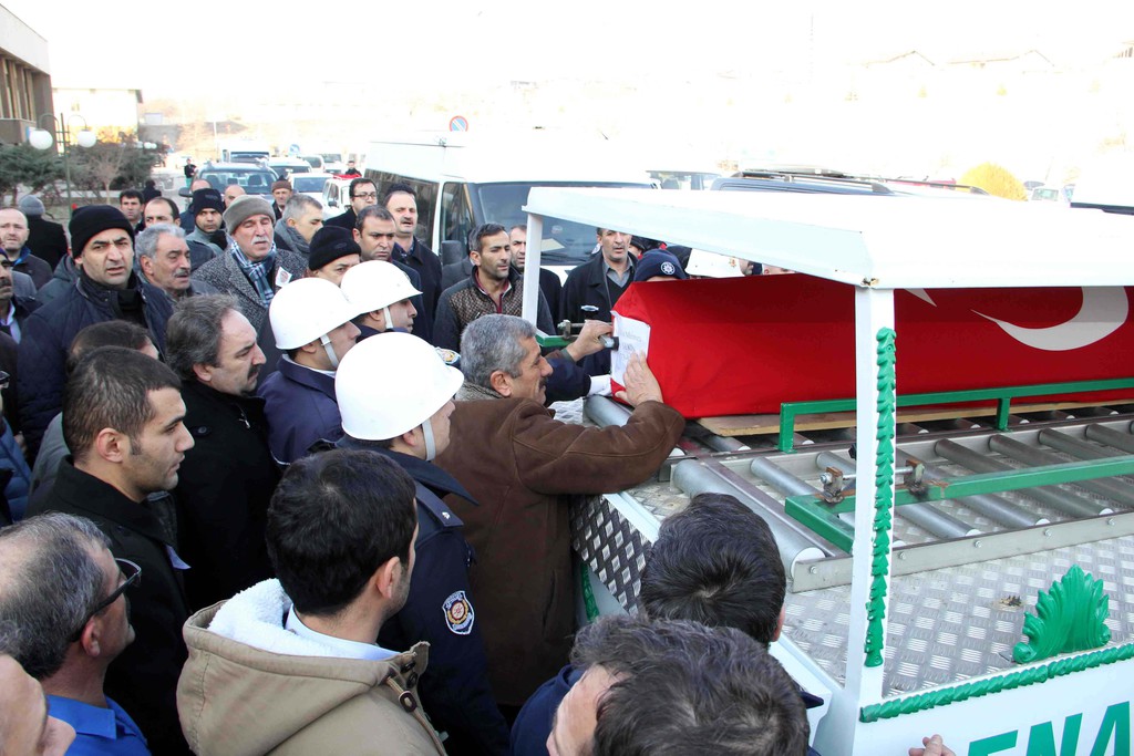 İzmir kahraman şehidi Fethi Sekin’in naaşı son yolculuğu öncesi baba evine getirildi