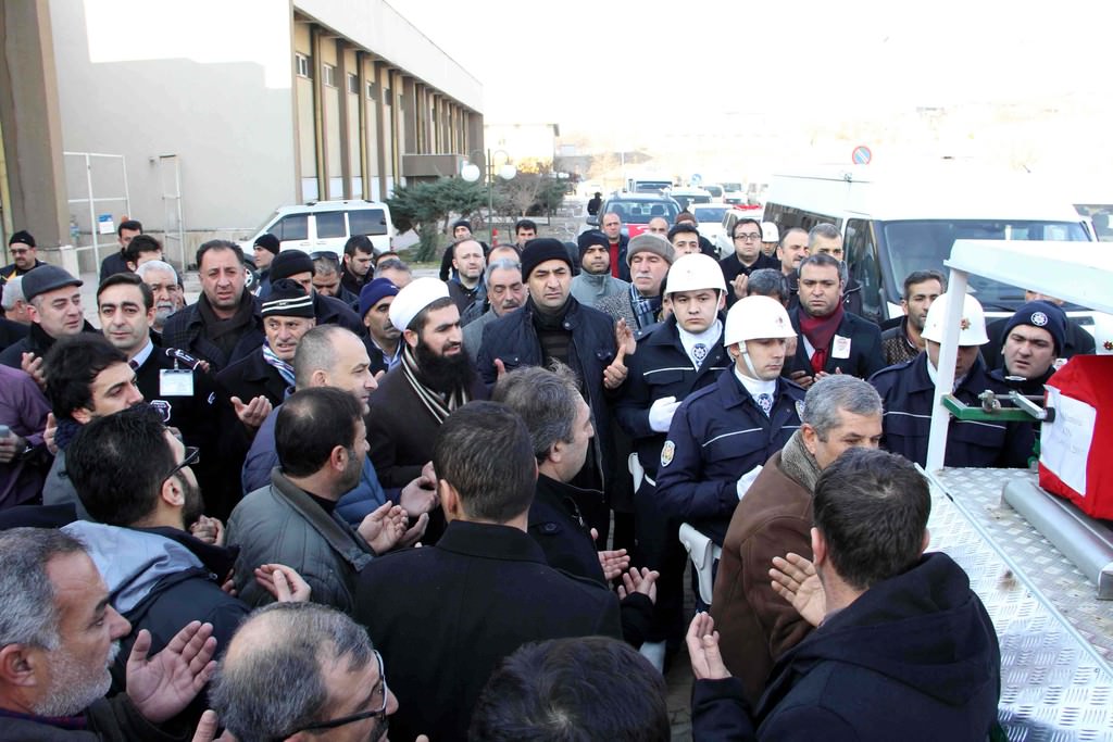 İzmir kahraman şehidi Fethi Sekin’in naaşı son yolculuğu öncesi baba evine getirildi