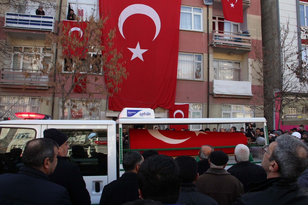 İzmir kahraman şehidi Fethi Sekin’in naaşı son yolculuğu öncesi baba evine getirildi
