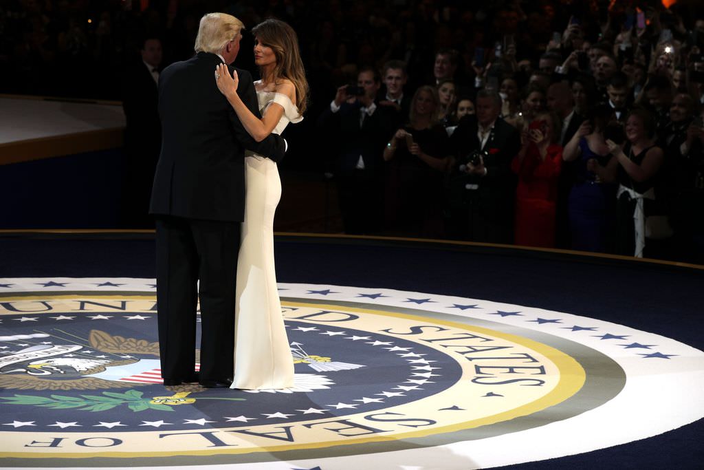 Melania Trump’ın elbisesinin anlamı ne?