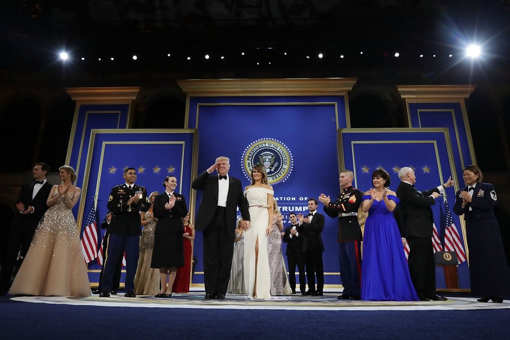 Melania Trump’ın elbisesinin anlamı ne?