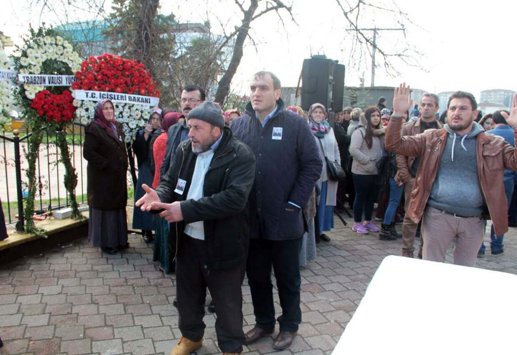 Şehit cenaze törenine gönderilen CHP çelengi boş bahçeye atıldı