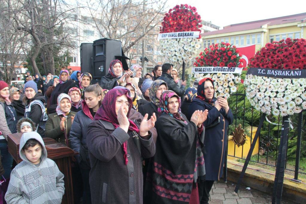 Şehit cenaze törenine gönderilen CHP çelengi boş bahçeye atıldı