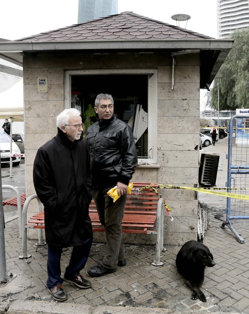 Şehit polisin beslediği köpek kulübenin önünden ayrılmadı