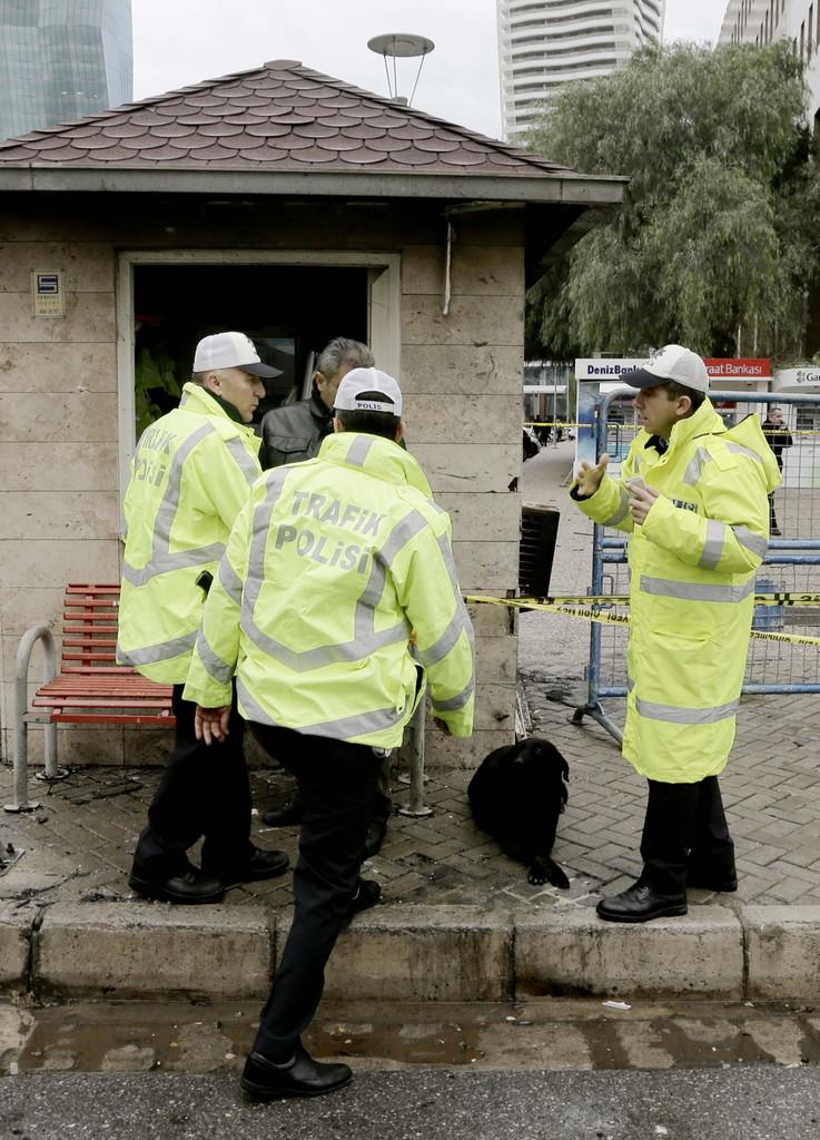 Şehit polisin beslediği köpek kulübenin önünden ayrılmadı