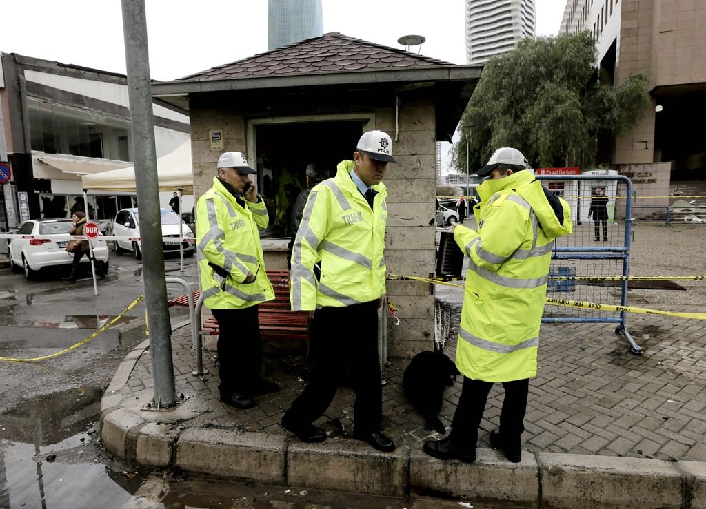 Şehit polisin beslediği köpek kulübenin önünden ayrılmadı