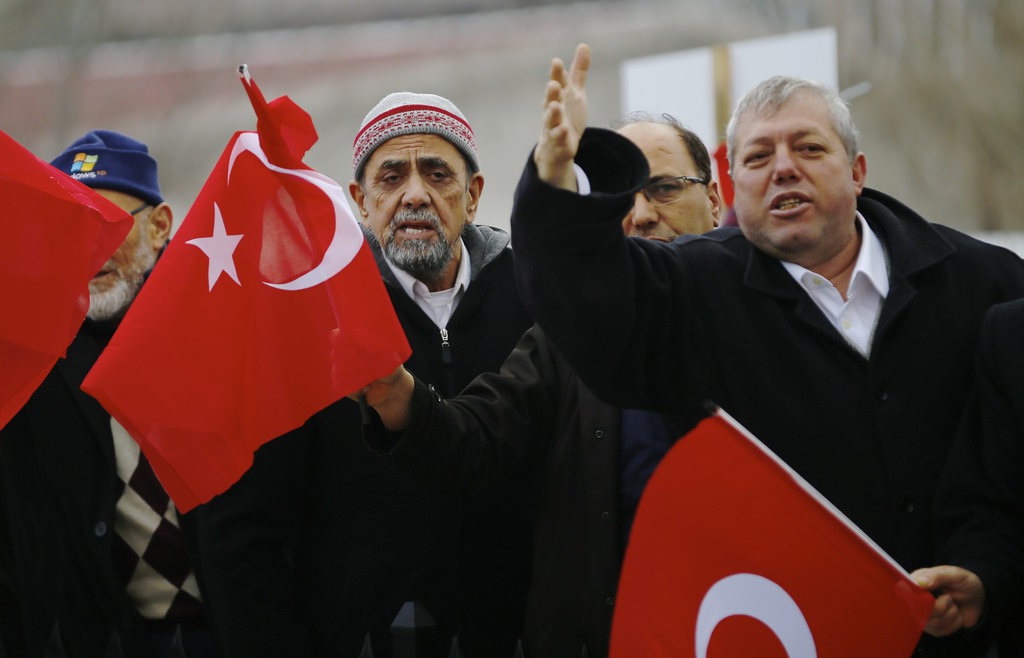 Suikast timi davasında vatandaşlar salon önünde