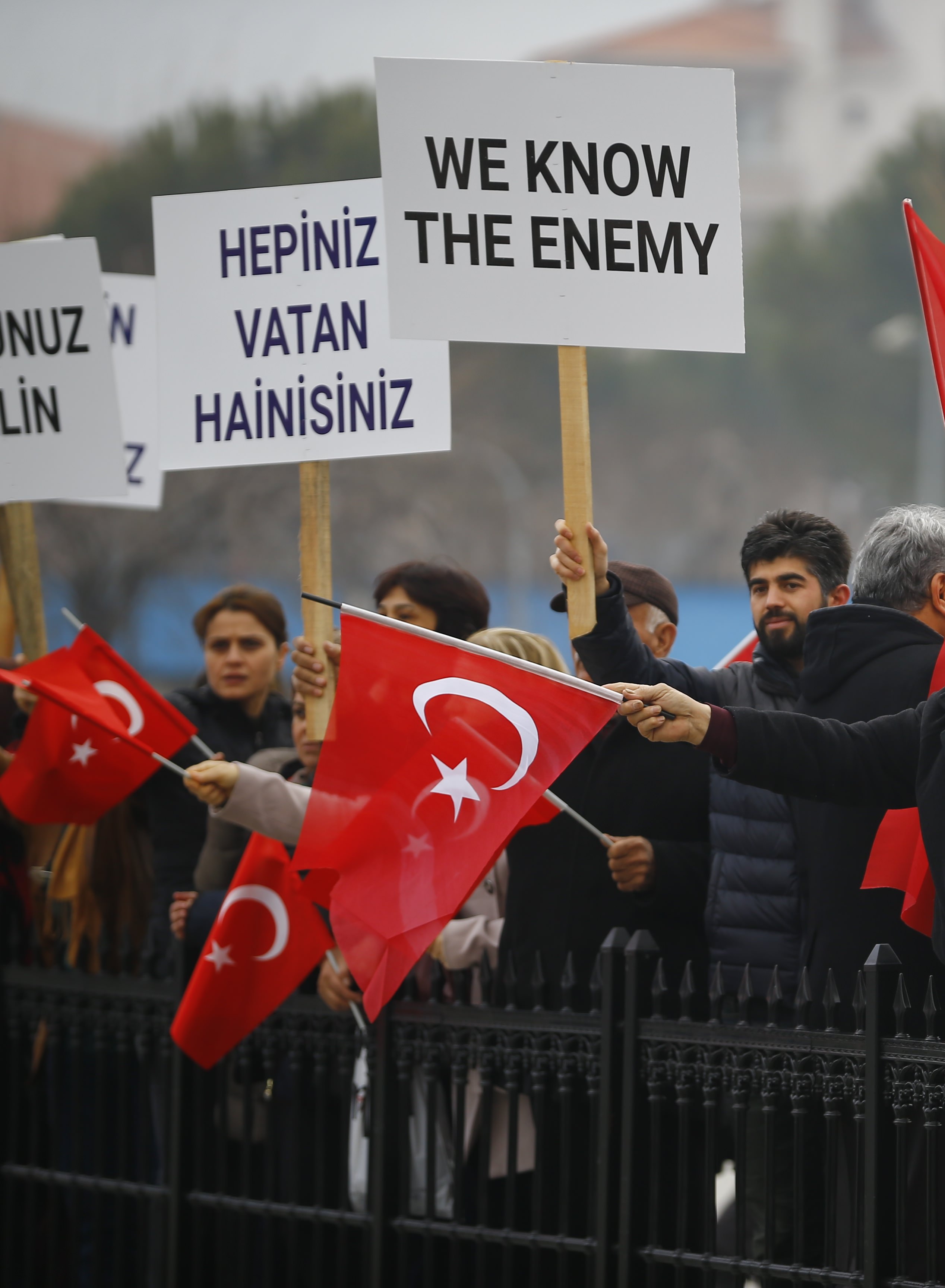 Suikast timi davasında vatandaşlar salon önünde