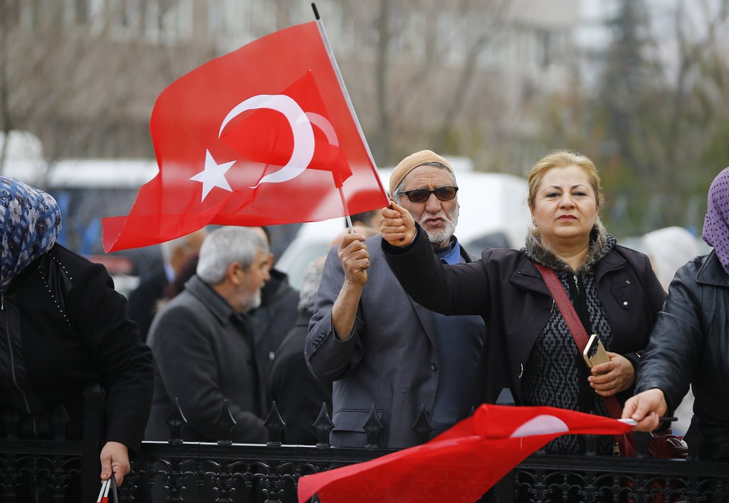 Suikast timi davasında vatandaşlar salon önünde