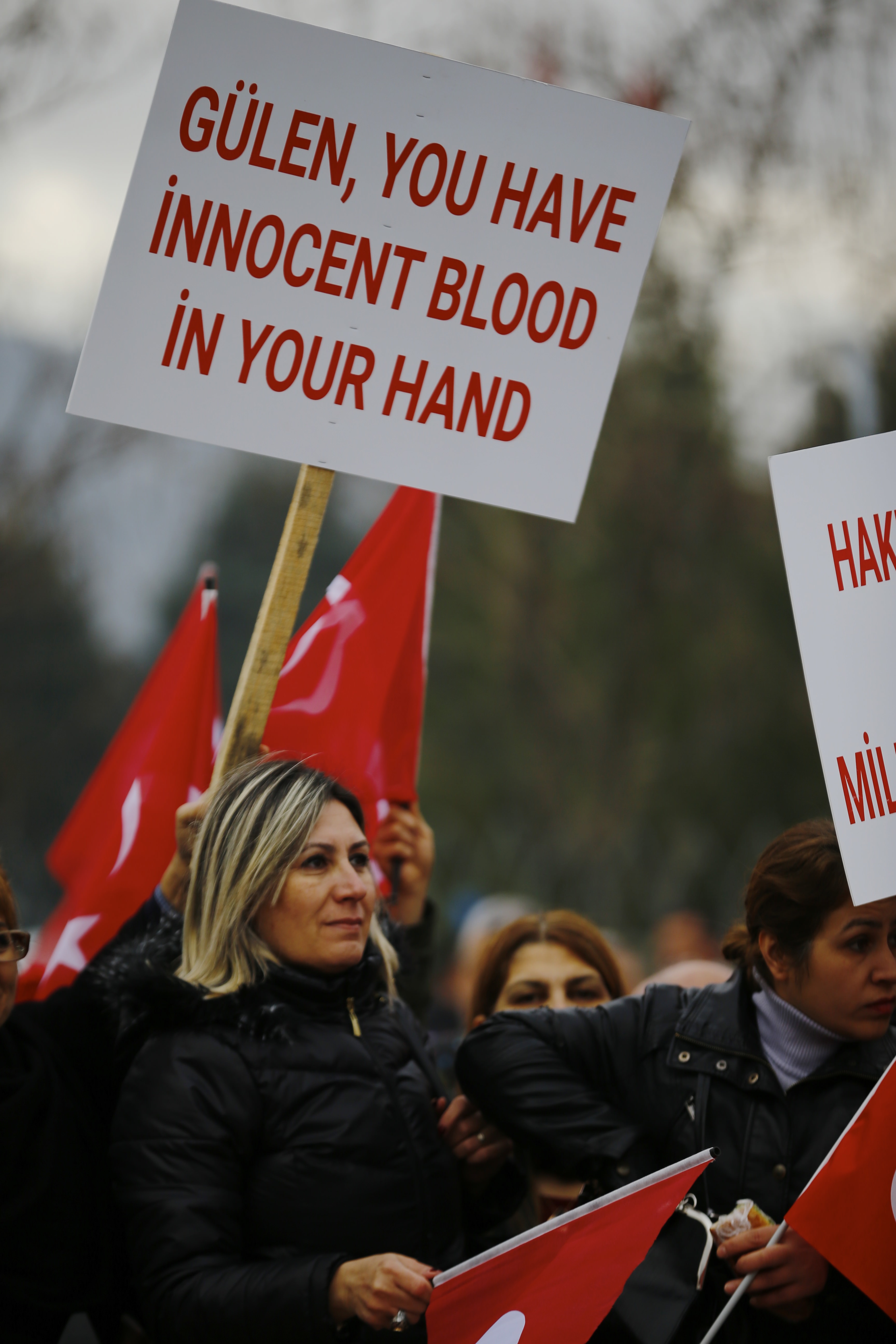 Suikast timi davasında vatandaşlar salon önünde