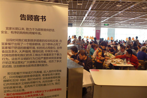 Ünlü mağaza yaşlılara kapılarını kapattı