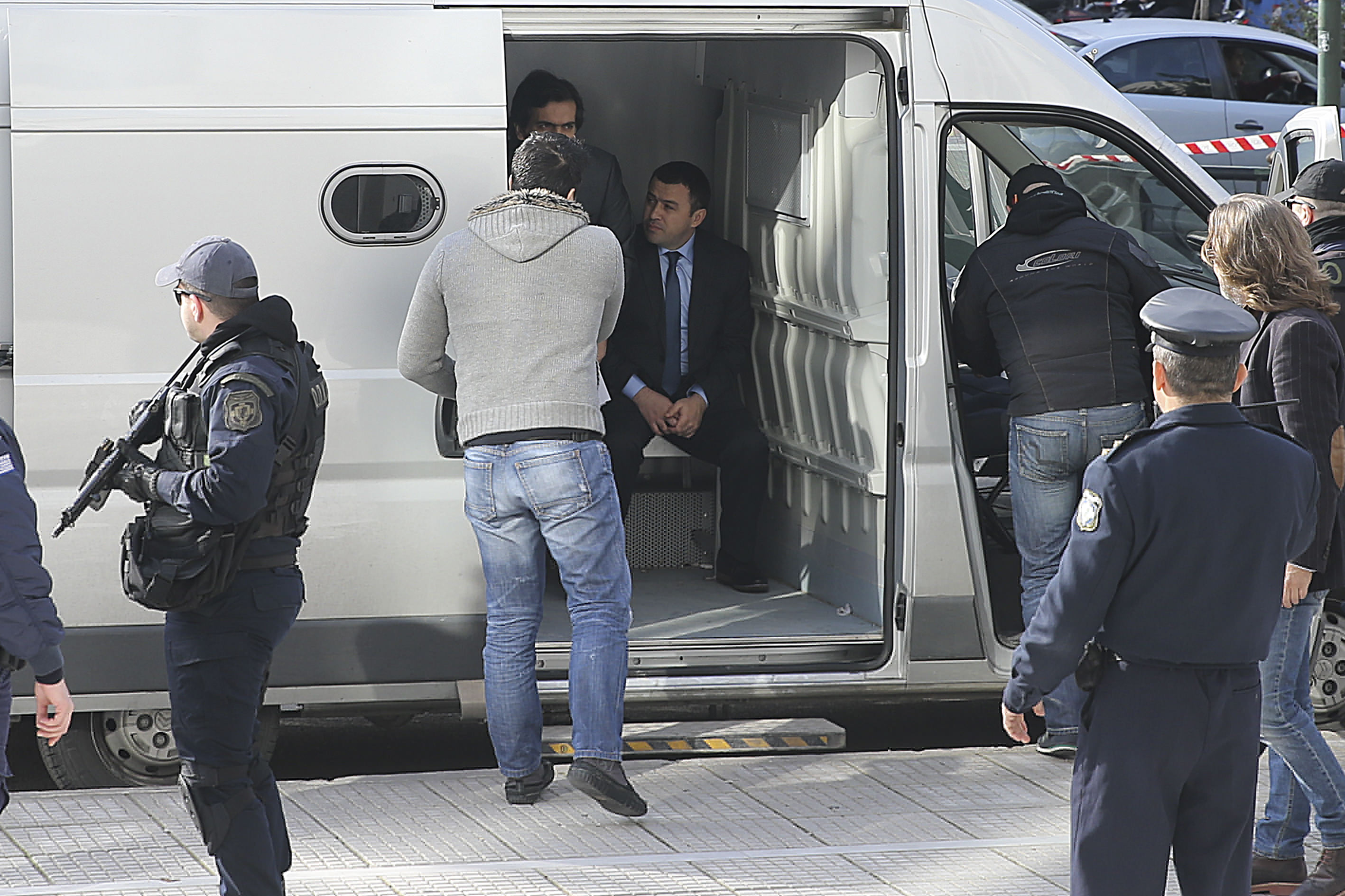 Yunanistan’a kaçan 8 darbeci asker hakkında flaş gelişme