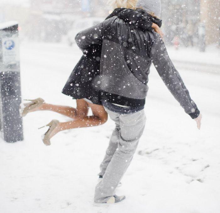 Голая девчушка гуляет на снегу по городу 20 фото эротики