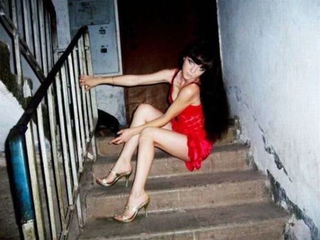Пьяная девушка гуляет без трусов в подъезде - Домашнее порно