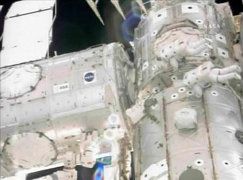 Endeavour astronotlar�ndan ilk uzay yürüyü�ü
