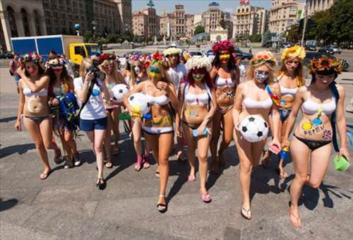 FEMEN yine sahnede!