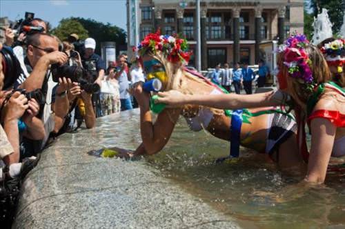 FEMEN yine sahnede!