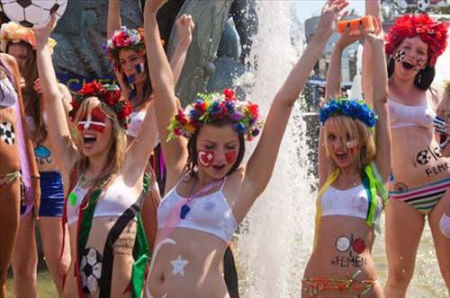 FEMEN yine sahnede!
