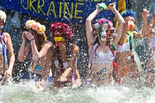FEMEN yine sahnede!