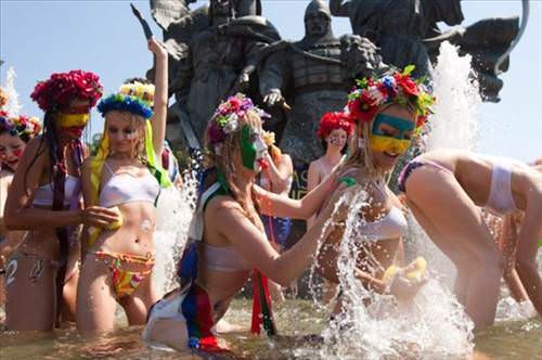 FEMEN yine sahnede!
