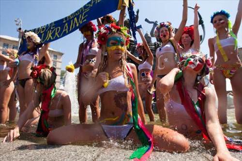 FEMEN yine sahnede!