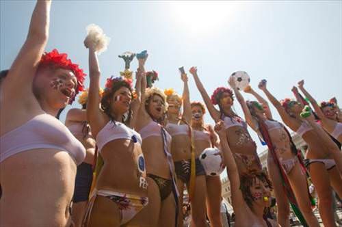 FEMEN yine sahnede!