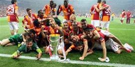 Şampiyon Galatasaray kupasını kaldırdı