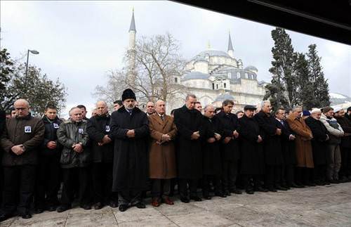 Gazeteci yazar Y�lmaz Öztuna son yolculu�una u�urland�