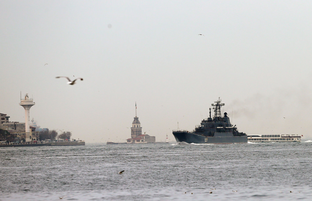 Rus askeri gemileri İstanbul Boğazı'ndan geçti