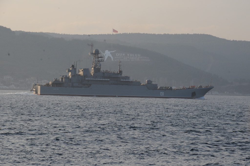 Rus askeri gemileri İstanbul Boğazı'ndan geçti