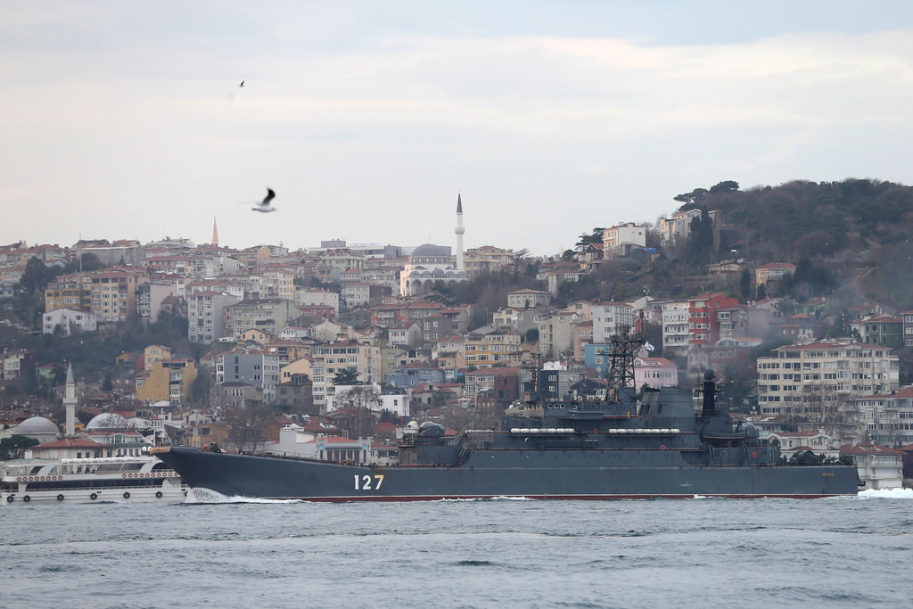 Rus askeri gemileri İstanbul Boğazı'ndan geçti