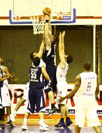 Efes Pilsen liderli�i seviyor