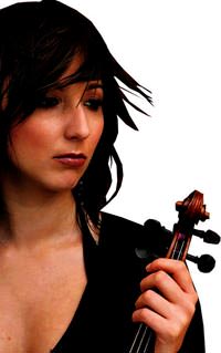 Tan��maya gitti�i keman ustas�yla konser verdi