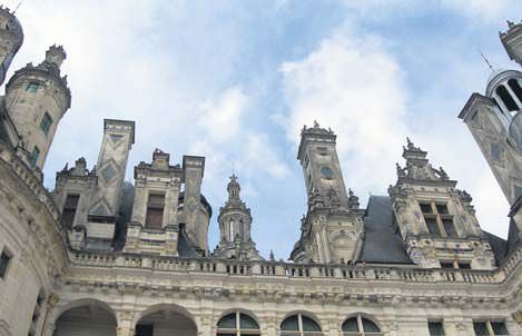 Chambord, 365 bacadan olu�an ve kalabal�k bir satran� tahtas�n� and�ran s�sl� �at�s�, Leonardo da Vinci'nin tasarlad��� iddia edilen ikili spiral merdivenleriyle dikkat �ekiyor.