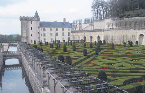 Villandry �atosu'nun bah�esi g�r�lmeye de�er. ��inde su bah�esi, �i�ek bah�esi, sebze ve baharat bah�esi bulunuyor.