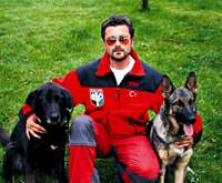 K�pekler askerde de dostu oldu