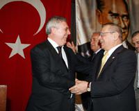 Aziz Y�ld�r�m fark att�