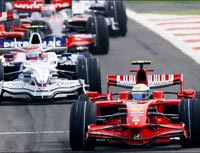 Formula 1 pilotu boynuna seyirci kula��na bakt�rs�n!