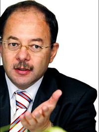 Doktor ve hem�ire, yatalak hastaya evinde bakacak