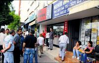 Kuyumcu, mahallelinin alt�nlar�n� toplay�p ka�t�