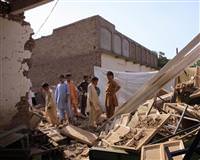 Pakistan'da bir okul daha havaya u�uruldu