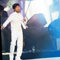 Buddysinin yeni sitesi i�in konser verdi