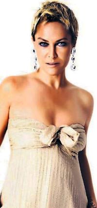 H�lya yeniden sahneye d�n�yor