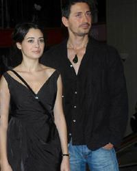 �zg� Murat'�n evine ta��n�yor