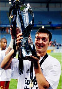 S�per kahraman Mesut �zil!