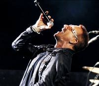 U2 d�nya turnesini uzaya kadar ta��d�!