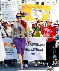 K�lt�r el�ileri Taksim'e t�rk�lerle y�r�d�