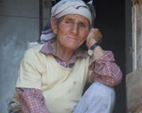 A�a� kesen ya�l� kad�na ev hapsi