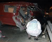 Avc�lar'da minib�s bariyerlere �arpt�: 1 �l�